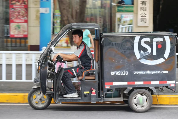 Mensajero Chino Conduce Vehículo Entrega Express Paquetes Entrega Chongqing China — Foto de Stock