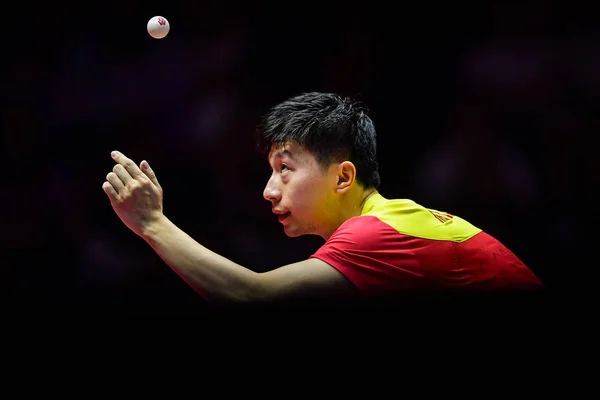 Long China Serve Contro Fan Zhendong Della Cina Nella Finale — Foto Stock