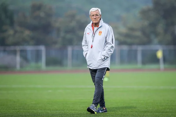 Cheftrainer Marcello Lippi Der Chinesischen Männlichen Fußballnationalmannschaft Nimmt Einer Trainingseinheit — Stockfoto