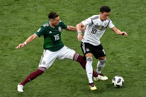 Hector Herrera México Esquerda Desafia Mesut Oezil Ozil Alemanha Seu — Fotografia de Stock