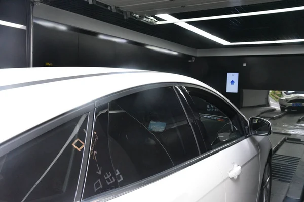 2018年5月9日 一架自动导引车 Agv 将汽车转移到中国东部江苏省南京市的一个停车场 — 图库照片