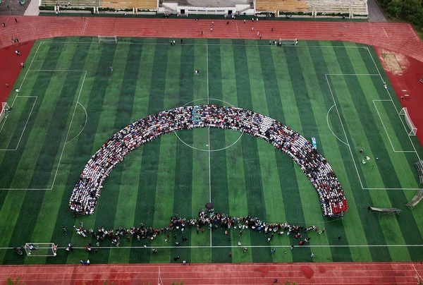 Aerial Photo More 100 Senior Students Pose Graduation Photo Playground — Stock Photo, Image