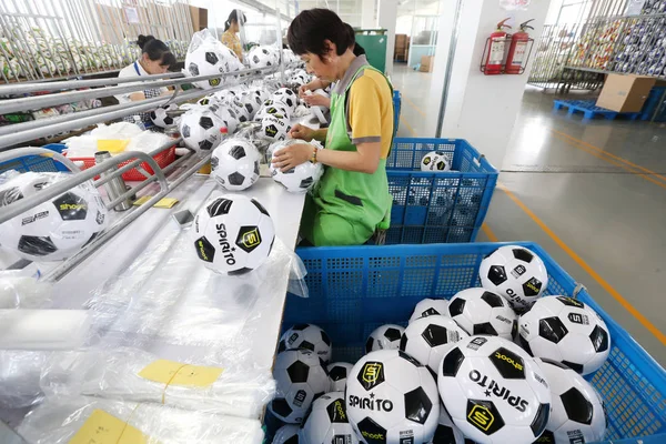 Китайські Робітники Виробництво Футбольні Ячі 2018 Році Чемпіонат Світу Заводі — стокове фото