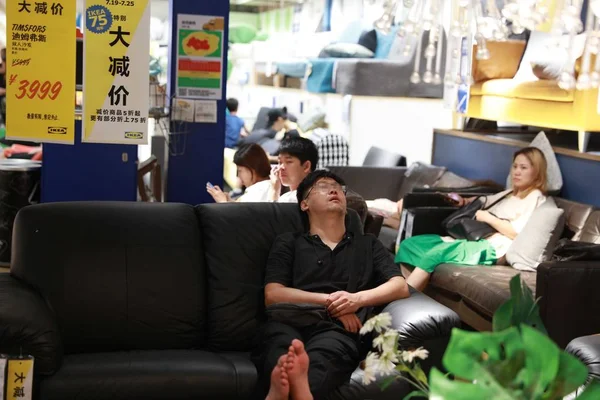 Compradores Chinos Que Escapan Del Reposo Olas Calor Sofás Una —  Fotos de Stock