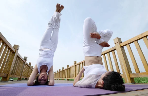 Chinesische Yoga Liebhaber Praktizieren Yoga Qingquan Park Einen Tag Vor — Stockfoto
