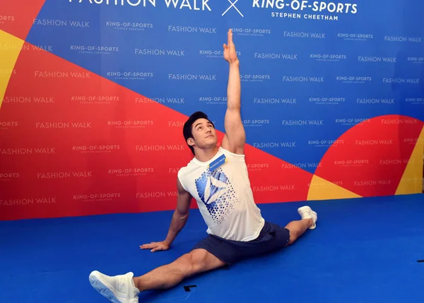 Braziliaanse Kunstenaar Gymnast Arthur Mariano Woont Het Fashion Walk Koning — Stockfoto