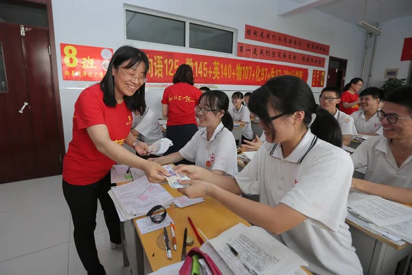 中国の教師は 中国の河北省にある Hengshui 市の中学校で Gaokao としても知られている 毎年恒例の国立大学入試に座る学生に 5元紙幣を幸運な金として配布しています 2018 月3日 — ストック写真