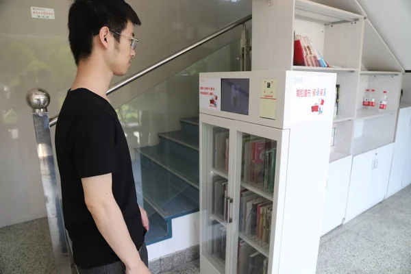 2018年5月15日 中国東部の浙江省杭州市の高校の図書館で 生徒が顔認識で本を借りる — ストック写真