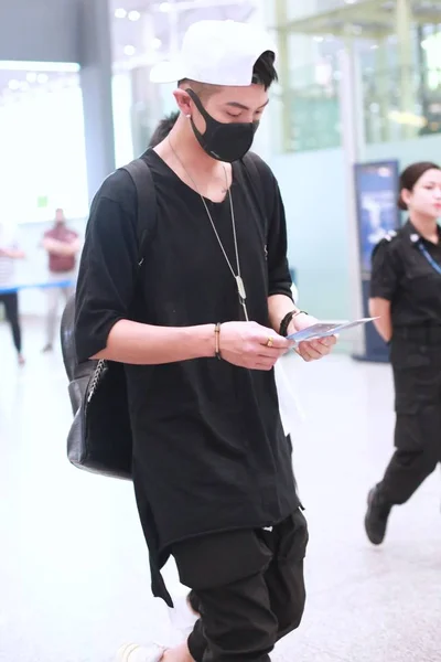 Der Taiwanesische Schauspieler Und Sänger Kai Auf Dem Internationalen Flughafen — Stockfoto