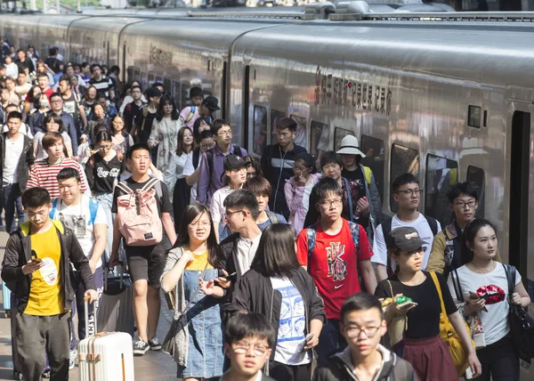Los Pasajeros Abordan Sus Trenes Antes Las Vacaciones Tres Días —  Fotos de Stock