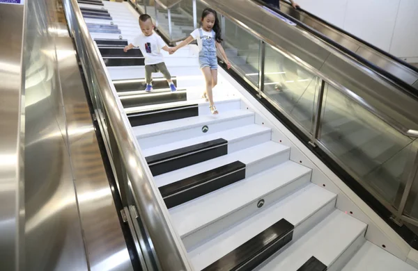 Crianças Pisam Nas Teclas Uma Escada Piano Que Pode Gerar — Fotografia de Stock