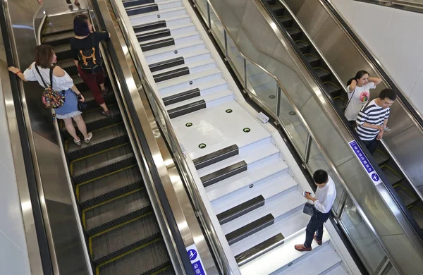 Passagerare Steg Tangenterna Piano Trappa Som Kan Generera Ljus Och — Stockfoto