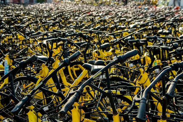 Övergivna Cyklar Kinesiska Cykel Sharing Tjänster Staplas Upp Parkerings Plats — Stockfoto