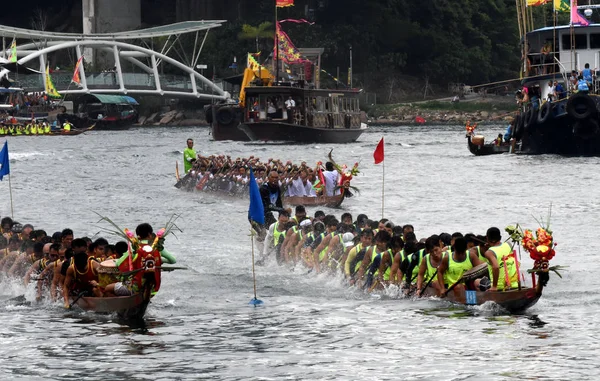 Partecipanti Sfidano Una Gara Drago Barca Celebrare Dragon Boat Festival — Foto Stock