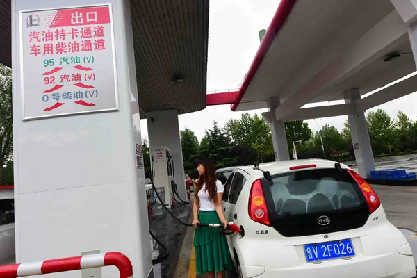 File Veículos Estão Sendo Reabastecidos Posto Gasolina China Petroleum Chemical — Fotografia de Stock