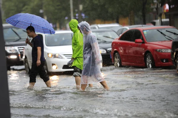 Pedestrian Walk Flooded Road Caused Heavy Rainstorm Tongzhou District Beijing — Stock Photo, Image