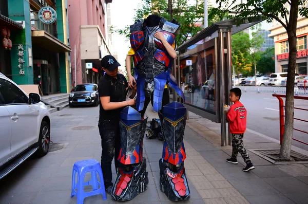 25岁的中国男子刘森在好莱坞电影 变形金刚 灭绝的时代 中试出一部好莱坞电影 Optimus Prime 的真人服装 于2018年5月9日在中国东北辽宁省沈阳市的工作室里 — 图库照片