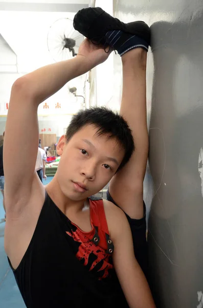 2018年7月17日 在中国东部江西省南昌市 一个中国孩子在江西职业艺术学院的杂技班做杂技表演 — 图库照片