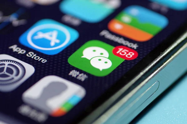 Ein Chinesischer Handynutzer Zeigt Die Symbole Der App Store Links — Stockfoto