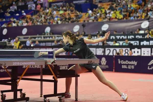 中国の太陽 Yingsha 日本の浜本唯にショットを返します 女子シングルス一回戦でシーマスター 2018 Ittf ワールド ツアー プラチナ カイサ中国で開く深圳市 — ストック写真