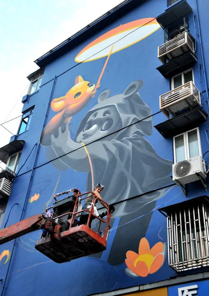 Une Artiste Argentine Crée Une Peinture Murale Sur Thème Garde — Photo