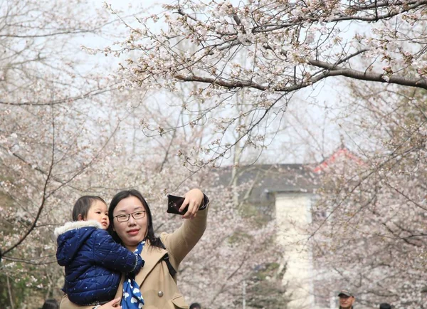 Chinês Jovem Mãe Carrega Seu Filho Como Eles Gostam Flor — Fotografia de Stock