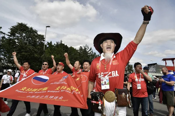 Miembros Asociación Aficionados Fútbol Chino Bandera Ola Team Dragon Para —  Fotos de Stock