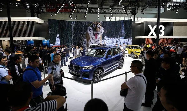 Menschen Besuchen Den Stand Von Bmw Während Einer Vorschau Auf — Stockfoto