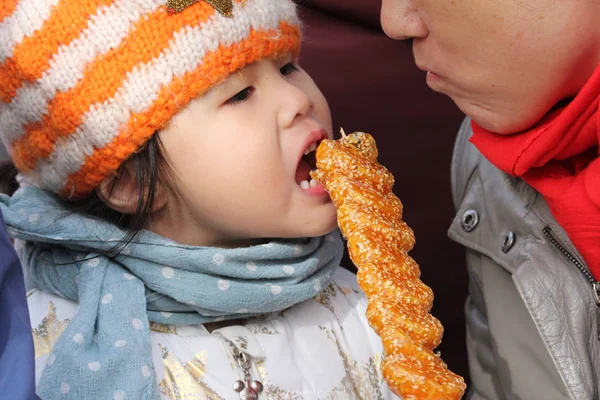 Enfant Profite Bonbon Base Sucre Dans Ville Qingdao Dans Province — Photo