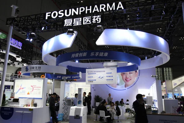 Pessoas Visitam Stand Fosun Pharma Fosun Group Durante Uma Exposição — Fotografia de Stock
