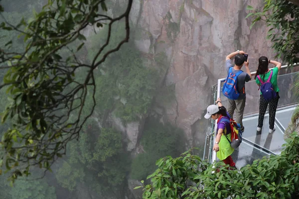 Los Turistas Disfrutan Del Paisaje Mientras Caminan Caballete Cristal Lingyundu — Foto de Stock
