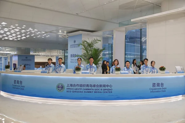 Добровольці Працюють Прийомі Медіа Центр Шанхайської Організації Співробітництва Саміту Місті — стокове фото