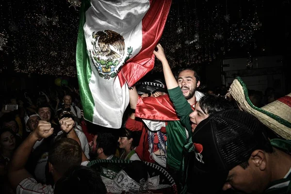 Fans Mexikos Schwenken Fahnen Und Rufen Nach Dem Sieg Mexikos — Stockfoto
