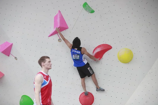 Tomoa Narasaki Japonii Konkuruje Mecz Bouldering Kwalifikacji Dla Mężczyzn Podczas — Zdjęcie stockowe