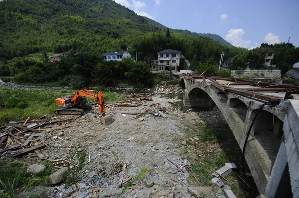 2018년 28일 절강성 퉁루현 퉁루현 마을의 악천후로 다리가 무너져 8명이 — 스톡 사진