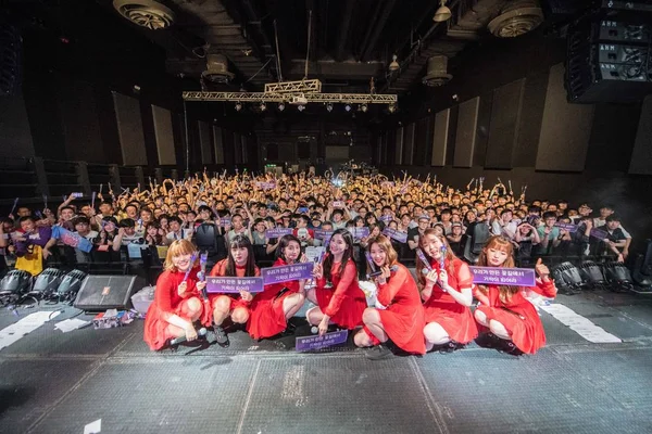 Członkowie Grupy Południowo Koreański Dziewczyna Girl Wykonywać Podczas Ich Pierwszy — Zdjęcie stockowe