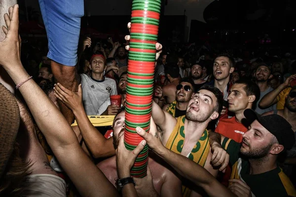 Gli Appassionati Calcio Tutto Mondo Costruiscono Una Torre Umana Impilare — Foto Stock