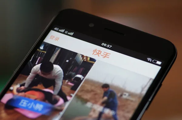 File Chinese Mobile Phone User Uses Kuaishou App Short Video — стоковое фото