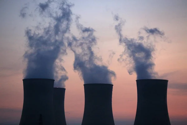 Καπνός Απαλλάσσεται Από Τις Καμινάδες Ένα Εργοστάσιο Ενέργειας Καύση Άνθρακα — Φωτογραφία Αρχείου