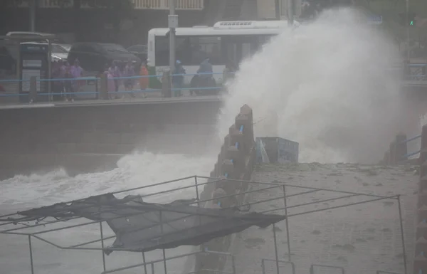Огромные Волны Приливной Волны Вызванной Тайфуном Ампилем Десятым Тайфуном Года — стоковое фото
