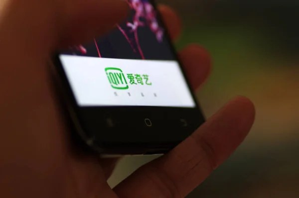 Ein Chinesischer Handynutzer Benutzt Die App Der Chinesischen Online Videoseite — Stockfoto