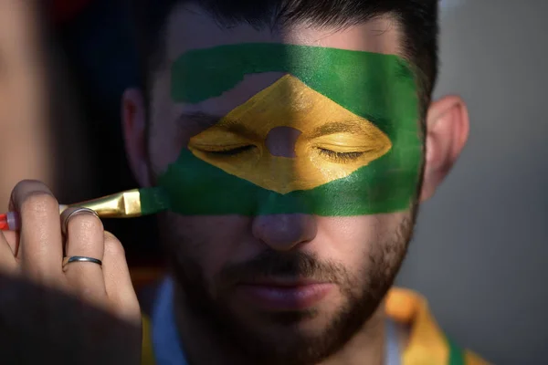 Ein Fan Wird Vor Dem Spiel Der Gruppe Zwischen Brasilien — Stockfoto