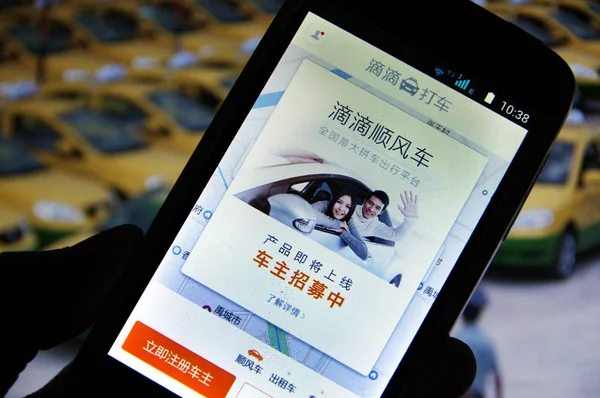 Ein Handynutzer Benutzt Die Taxi App Didi Dache Auf Seinem — Stockfoto