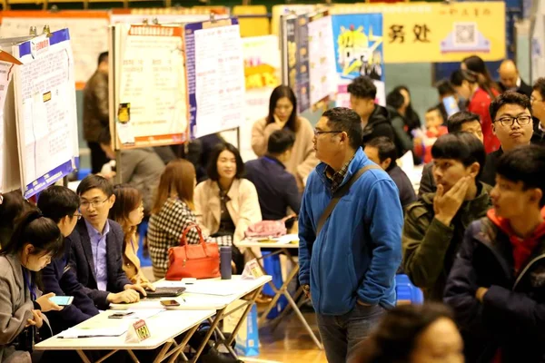 Los Solicitantes Empleo Chinos Buscan Empleo Una Feria Empleo Ciudad — Foto de Stock