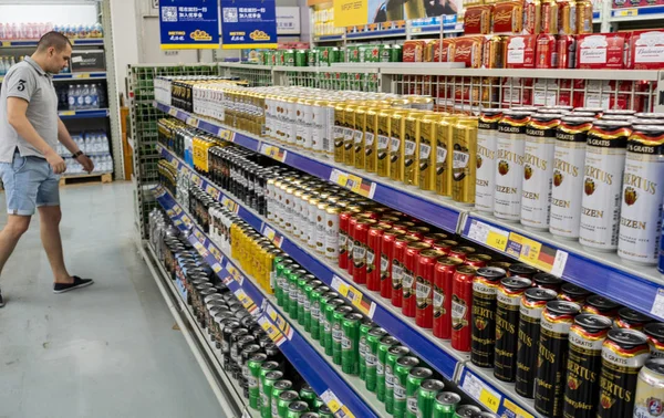 Zagraniczne Sklepy Dla Klientów Dla Puszki Piwa Importowane Niemiec Innych — Zdjęcie stockowe