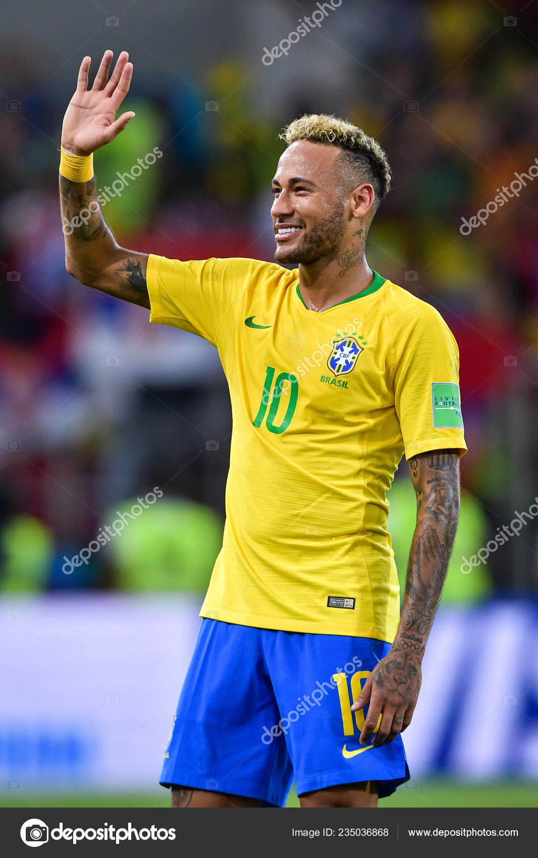 Neymar Dari Brasil Menyapa Penggemar Setelah Timnya Mengalahkan