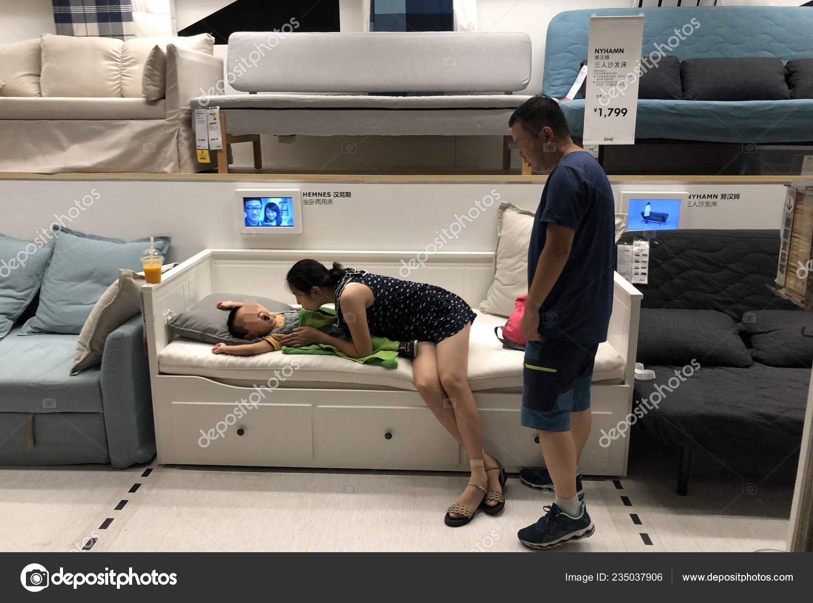 Chinese Couple Looks Son Sleeping Sofa Bed Air Conditioned