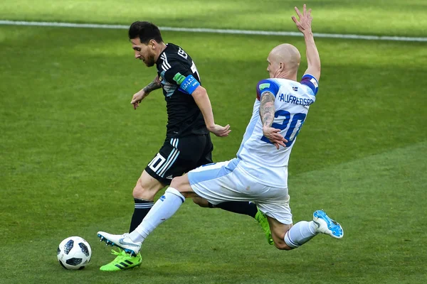 Lionel Messi Argentina Left Challenges Emil Hallfredsson Iceland Group Match — Stock Photo, Image