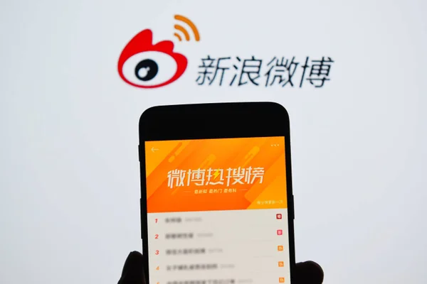 Mobile Phone User Uses App Weibo Twitter Microblog Chinese Internet — Stock Photo, Image