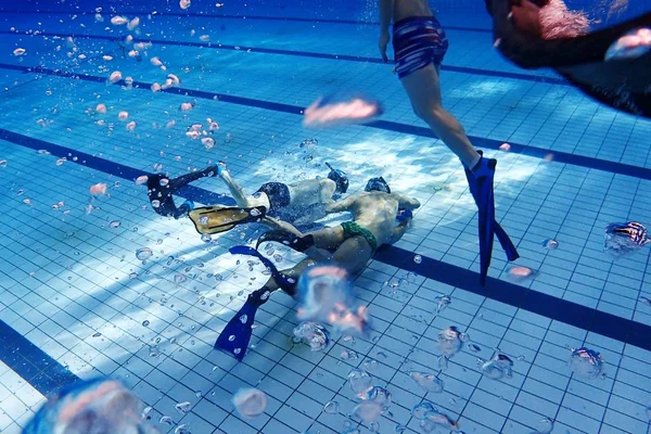 Auf Diesem Undatierten Foto Nehmen Mitglieder Einer Unterwasser Hockey Mannschaft — Stockfoto